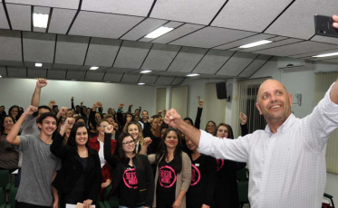 Comércio de Içara lota auditório em noite de motivações para vendas