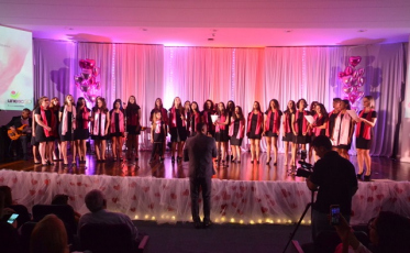 Concerto Rosa emociona ao homenagear as mães (VÍDEO)