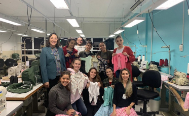 Acadêmicos de Moda confeccionam roupas de recém-nascidos para doação