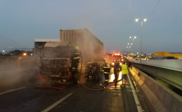 Incêndio em caminhão tumultua trânsito na BR-101 norte