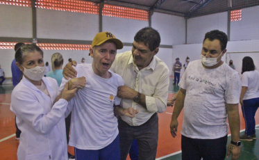 Coopercocal realiza a doação de R$ 10 mil para a Apae Cocal do Sul