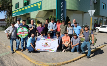 Colombianos visitam a sede da Cooperja