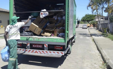 Içara: Homem chama profissional da coleta de lixo de macaco e fura pneu do caminhão