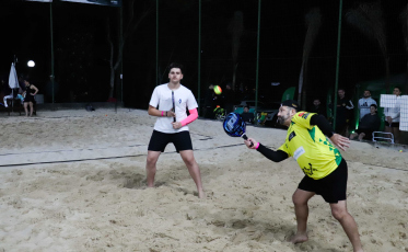 Corujão de Beach Tennis reúne grande público e consagra campeões no Mampituba