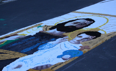 Nas ruas, a beleza dos tapetes da fé católica