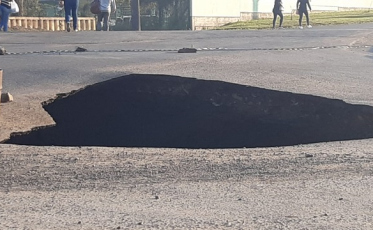 Uma cratera no bairro Renascer