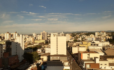Segunda-feira quente e com chance de chuva no fim da tarde