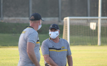 Nem rezar antes dos jogos pode. Roberto Cavalo critica