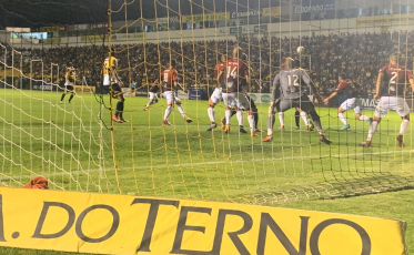 Tigre tropeça em casa e segue no Z-4