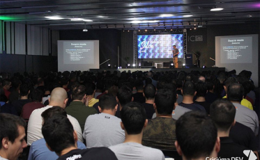 Teatro Elias Angeloni recebe edição do Criciúma Dev pela primeira vez