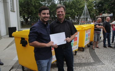 Região central e escolas de Içara recebem coletores de lixo de empresas