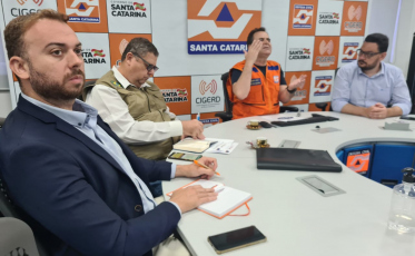 Reunião discute o repasse de recursos para municípios atingidos pelas chuvas em SC