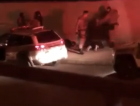 Vídeo mostra policiais agredindo homem 