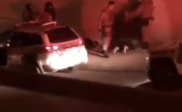Vídeo mostra policiais agredindo homem 