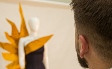 Acadêmicos realizam desfile de moda sobre meios de comunicação em Criciúma