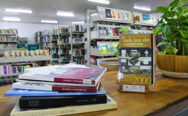 Dia Mundial do Livro: Biblioteca Municipal valoriza obras de criciumenses