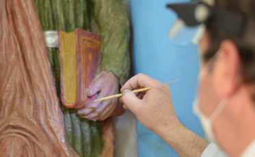 Equipe do Unibave restaura imagens sacras com quase 135 anos