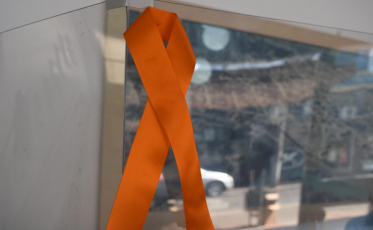 Intervenção artística marca o 'Dia 25 Laranja' no Paço Municipal de Siderópolis