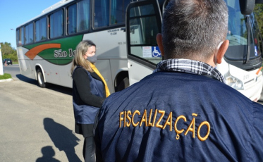Ônibus e supermercados recebem fiscalização