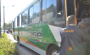Ônibus e supermercados recebem fiscalização