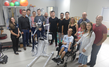 Alunos do IFSC desenvolvem guincho hospitalar para Apae de Orleans