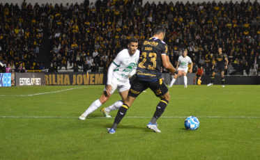 Em clássico, Tigre perde em casa e se afasta do acesso