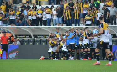 Com três gols no primeiro tempo, Criciúma vence o Sampaio Corrêa e volta ao G4