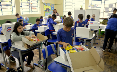 Siderópolis entrega kits escolares a alunos
