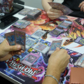 Loja de jogos de cartas vira refúgio contra as telas e reúne gerações em cidade de SC