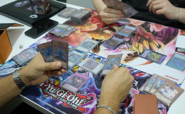 Loja de jogos de cartas vira refúgio contra as telas e reúne gerações em cidade de SC