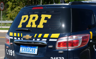 Colisão entre caminhões mata passageiro e deixa motorista ferido na BR-101 em Palhoça