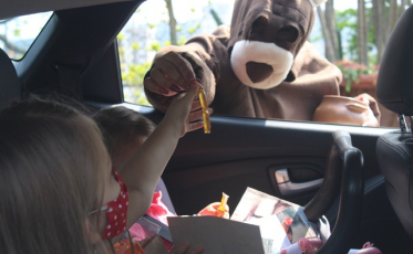 Sentimento de gratidão durante drive-thru da Escola S