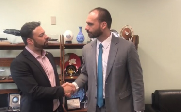 Impasse superado, Eduardo Bolsonaro é o novo líder do PSL (VÍDEO)