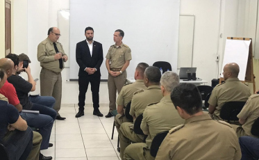 Oficiais da PM tratam de segurança com o deputado Daniel Freitas