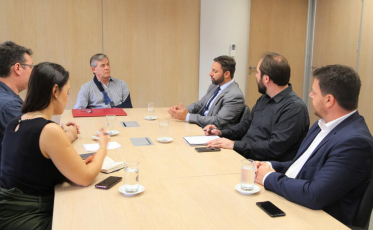 Daniel trata da vinda da Tesla com o Estado