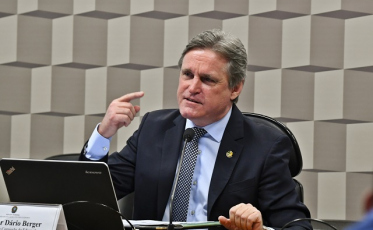 Senador catarinense sugere limite para cobranças de telefonia