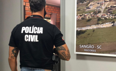  Ex-prefeito é detido em operação da Decor em Sangão (VÍDEO)