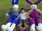 Praça decorada com coelhos diverte crianças