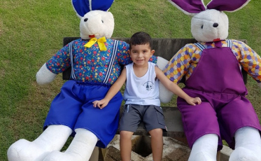 Praça decorada com coelhos diverte crianças