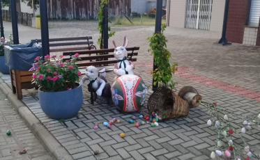 Decoração de páscoa é alvo de vandalismo