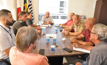 Trânsito na orla para pescadores e clientes, impasse resolvido