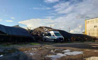 Vento e chuva causam estragos em Balneário Arroio do Silva
