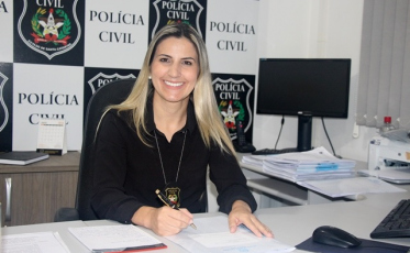 Uma mulher à frente da delegacia das mulheres