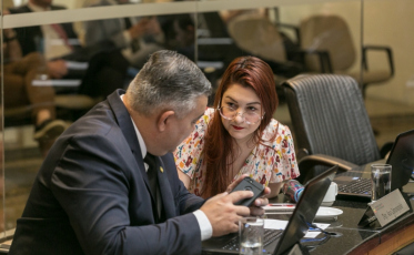 Deputados do PSL criticam TV Globo e saem em defesa de Bolsonaro