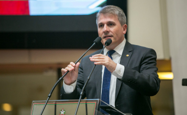 Deputado propõe suspensão de cortes de água, luz e gás