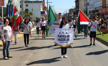 Desfile Cívico com mais de 2 mil pessoas em Forquilhinha