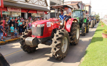 Desfile de máquinas, shows gratuitos e gastronomia fazem parte da Festa do Colono em Forquilhinha