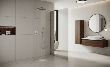 Adeus, divisórias de banheiro! Chuveiro de entrada livre é aposta para 2026