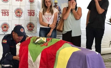 Emoção na despedida ao cão Barney