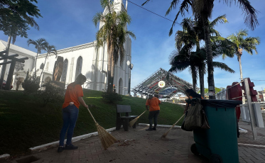 'Parece que é só varrer, mas é muito mais': o desabafo e o orgulho de quem mantém Cocal do Sul limpa